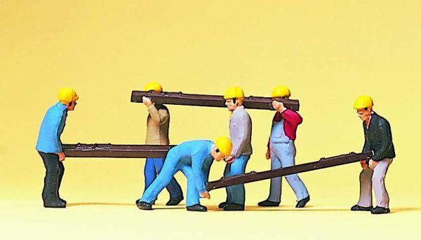 Personnages portant des voies