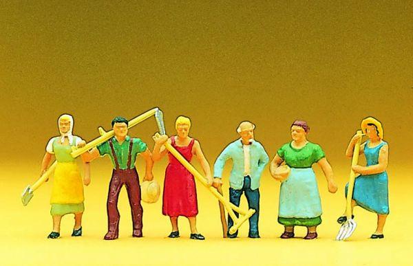 Paysans debouts avec outils