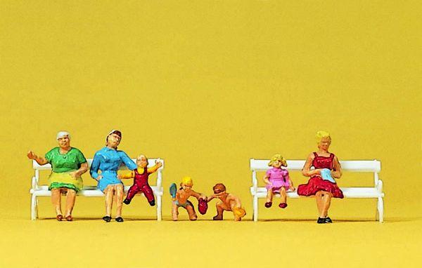 Mamans et enfants assis