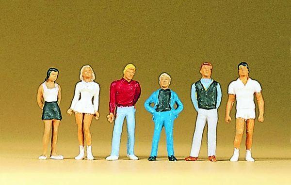 Garçons et filles debouts