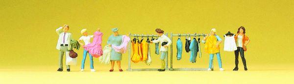 Clients dans boutique de mode