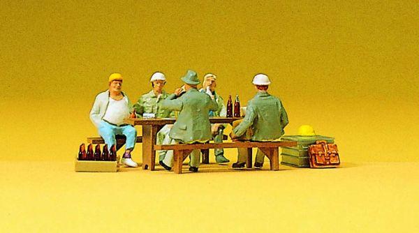 Ouvriers du bâtiment en pause