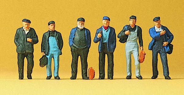 Ouvriers portuaires debouts