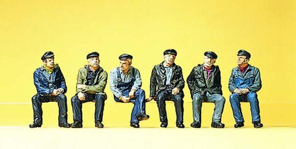 Ouvriers portuaires assis