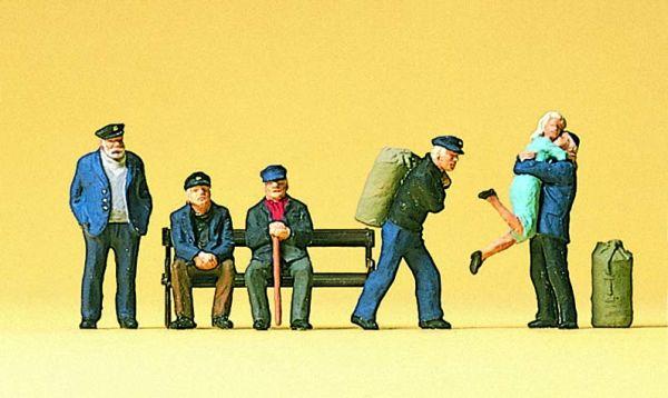 Marins au quai d'embarquement