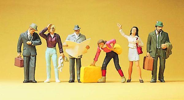 Voyageurs à quai avec bagages et le journal