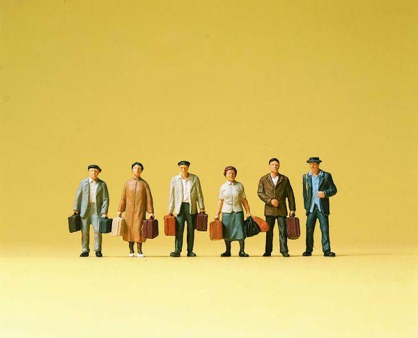 Voyageurs debouts avec valises