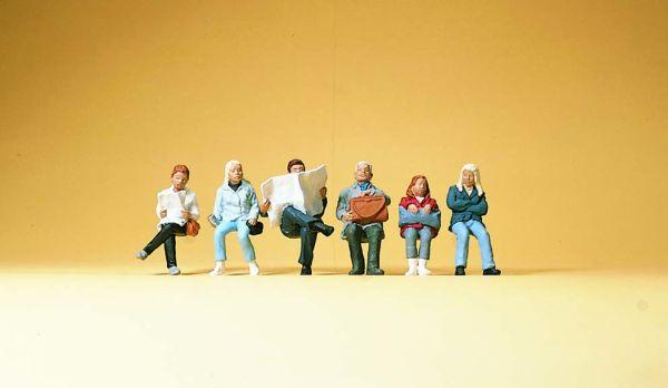 Voyageurs en attente assis