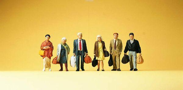 Voyageurs en marche avec bagages