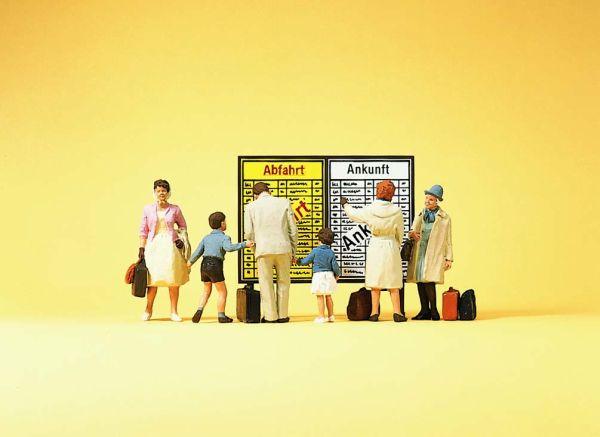 Voyageurs lisant l'affichage horaire