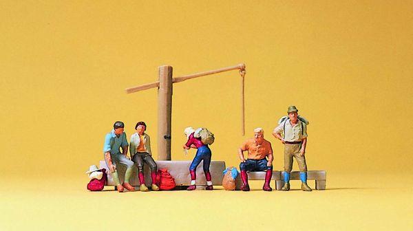 Randonneurs autour d'un puit