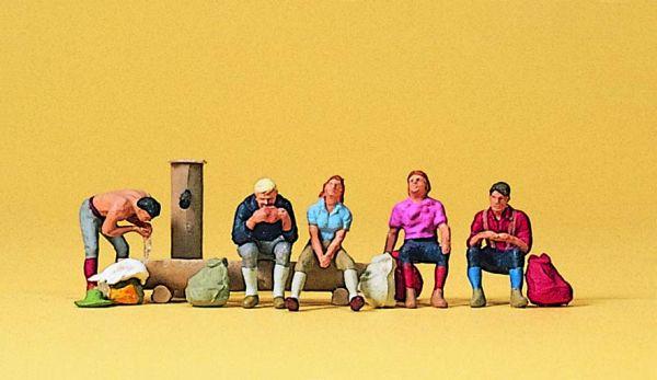 Randonneurs à côté de la fontaine