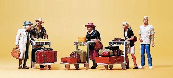 Voyaegeurs avec chariots à bagages