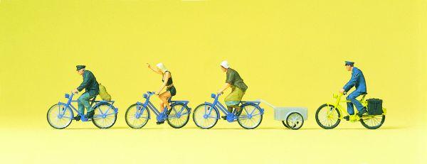 Cyclistes et postiers à vélo