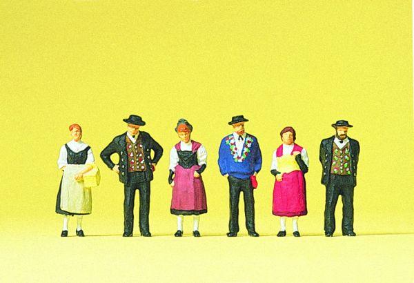 Personnes en costume d'Uri