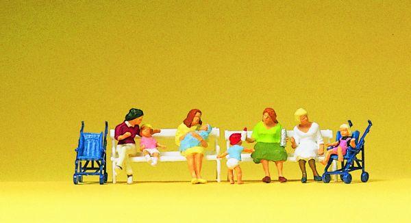 Mamans et enfants assis