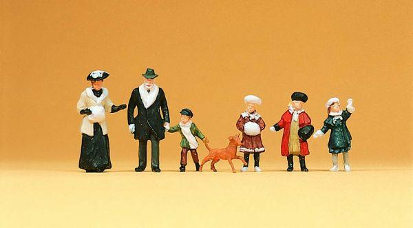 Passants en habits d'hiver en 1900