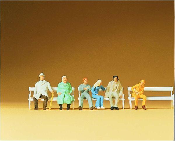 Voyageurs assis sur un banc