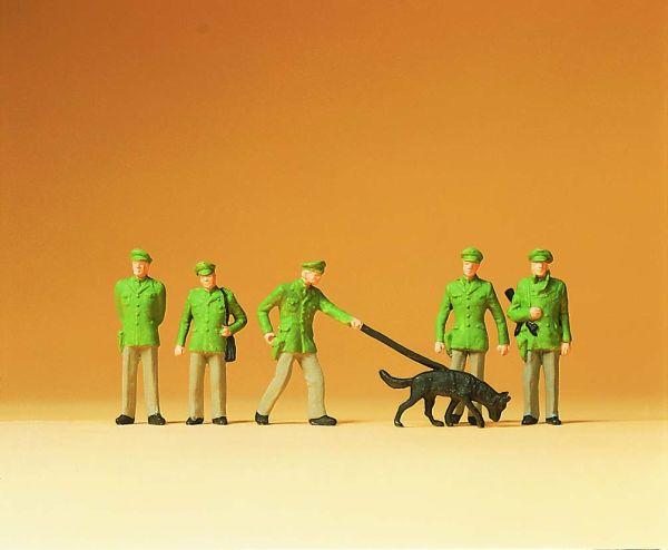 Policiers avec chien-policier