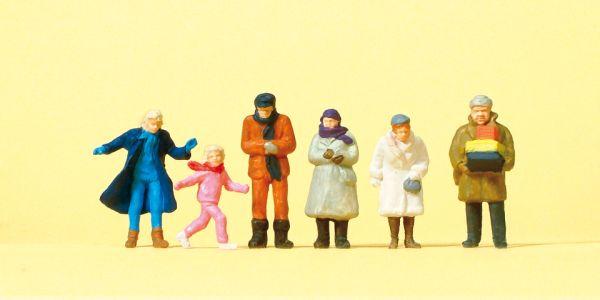 Passants en habits d'hiver