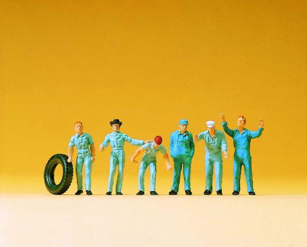 Mécaniciens sur auto