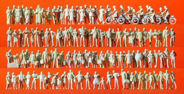 Passants et voyageurs debouts