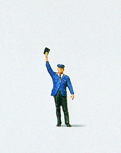 Agent de train signalant le prêt