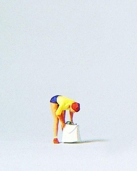 Femme cherchant dans son sac