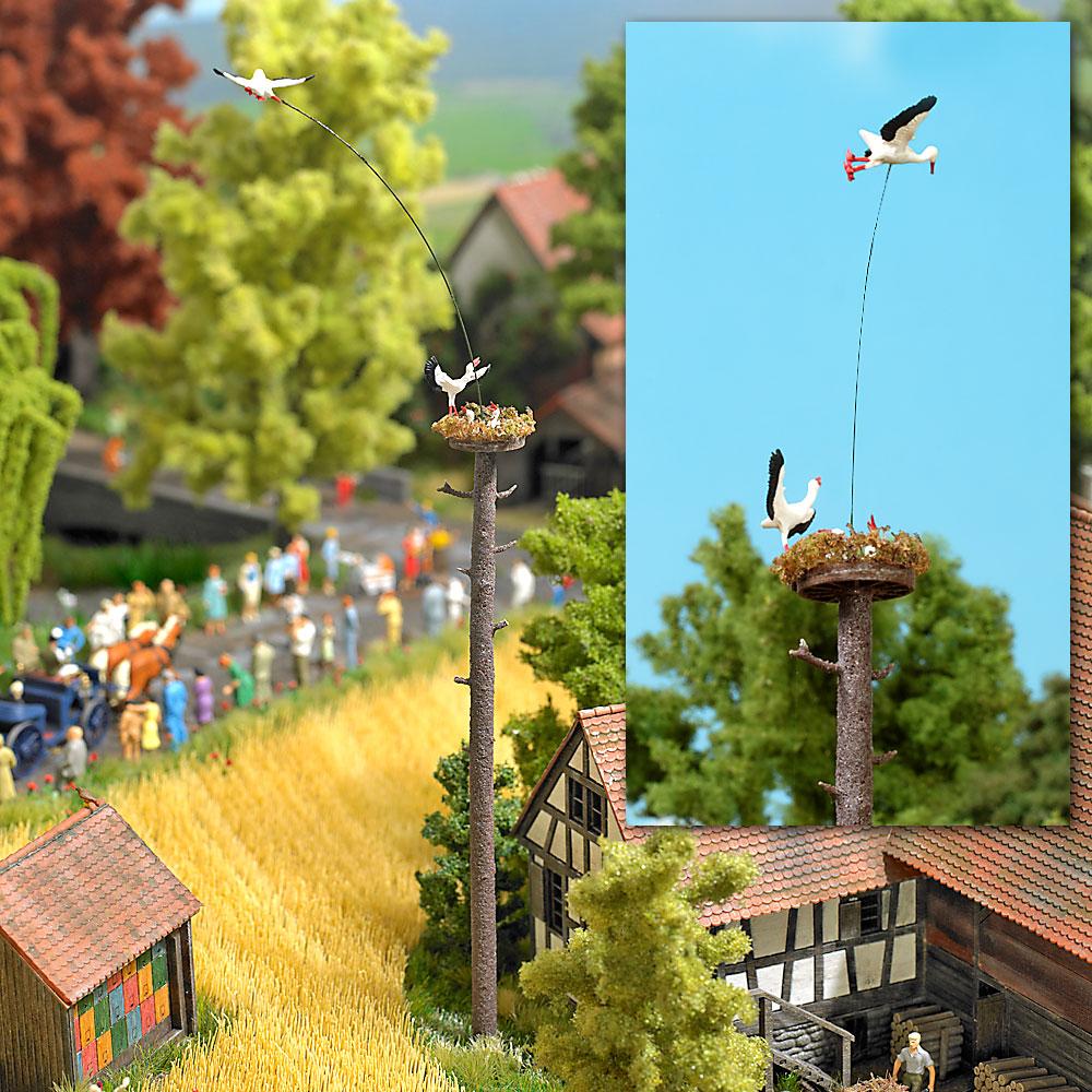 Cigogne volante avec nid