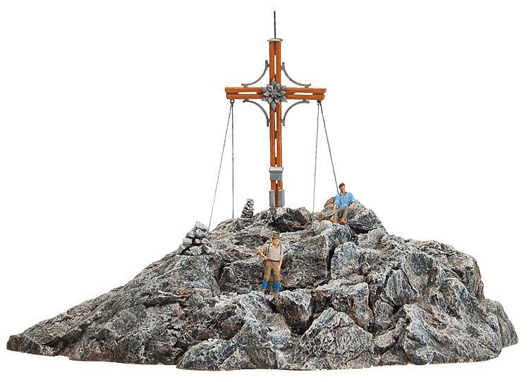 Croix de sommet avec pic de montagne