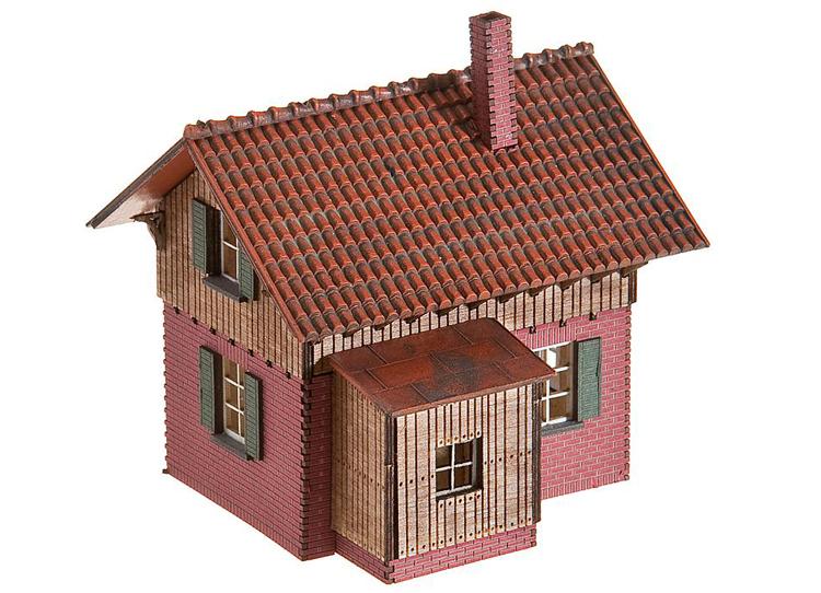 Maison de garde-barriere en bois véritable