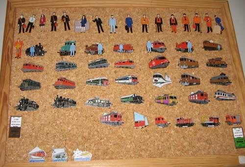 56 pin's sur le chemin de fer (tableau)