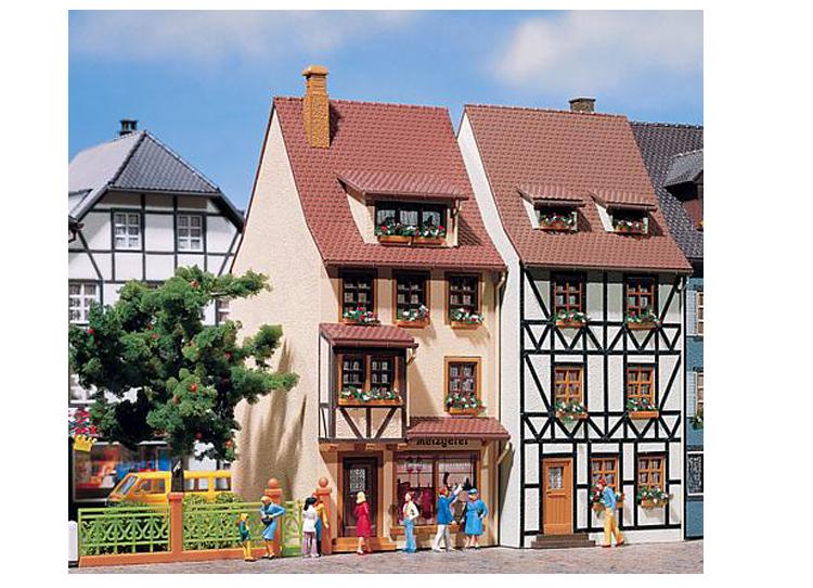 Immeubles de ville avec surface commerciale